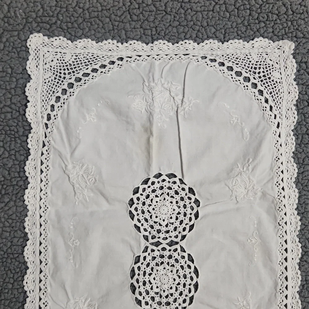 Vintage white table runner with 3 cloth napkins 100% cotton
